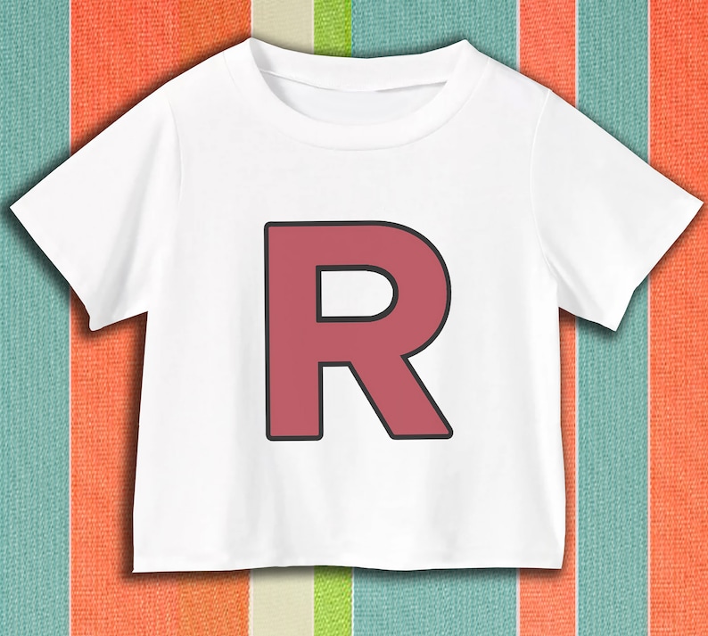 Op de afbeelding: Wit T-shirt met een grote, rode letter "R" gedrukt op de voorkant.