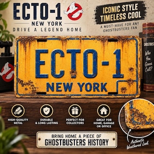 以下が含まれることがあります： 黄色い背景に青いエンボス加工の文字で「ECTO-1」および「NEW YORK」と書かれた長方形の金属製ナンバープレート。プレートの縁と表面には錆びたような風化した仕上げが施されており、使い古された外観を再現しています。