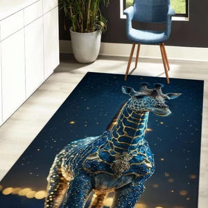 Könnte beinhalten: Rechteckiger Teppich mit einem stilisierten Giraffen-Design. Die Giraffe hat einen blauen Körper mit goldenen Akzenten und ist vor einem dunkelblauen Hintergrund mit funkelnden Details platziert. Der Teppich ist für Wohn- oder Schlafzimmer geeignet und misst in Zentimetern.