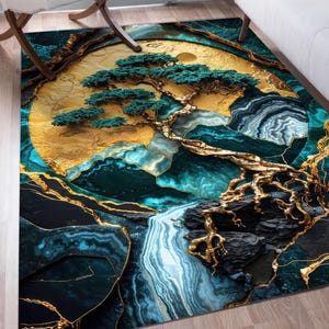 Könnte beinhalten: Ein rechteckiger Teppich mit einem von der Natur inspirierten Design. Der Teppich zeigt eine goldene Sonne, einen blaugrünen Baum und einen Wasserfall. Das Design enthält goldene Akzente und einen dunkelblaugrünen und schwarzen Hintergrund. Der Teppich liegt auf einem Holzboden.