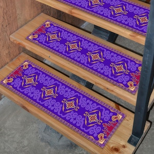 Pode incluir: Degraus de escada roxos com um design decorativo. Os degraus apresentam um padrão repetitivo de motivos florais dourados e vermelhos sobre um fundo roxo. Os degraus são retangulares e colocados em escadas de madeira.