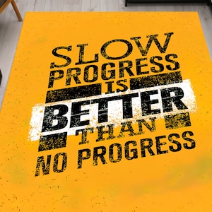 Dywan Slow Progress, żółty dywan, dywan z pozytywnymi cytatami, dywan motywacyjny, dywanik na drzwi wejściowe, wycieraczka, dywanik wejściowy, duży dywan, mały dywan, dywaniki na schody,