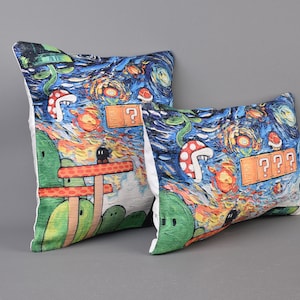 Op de afbeelding: Twee decoratieve kussens met een blauw, groen, oranje en geel Starry Night-ge&iuml;nspireerd ontwerp met een videogamethema. De kussens hebben een witte achtergrond en bevatten verschillende videogamepersonages en -objecten.