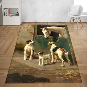Könnte beinhalten: Rechteckiger Teppich mit einem Vintage-Gemälde, das ein Pferd in einem Stall und vier Hunde zeigt. Die Hunde sind weiß, schwarz und braun. Der Teppich hat ein abgenutztes, gealtertes Aussehen mit einer Farbpalette aus Grün-, Braun- und Cremetönen.