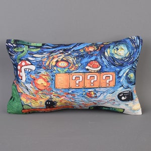 Op de afbeelding: Een rechthoekig kussen met een blauwe, gele, oranje en groene print. De print heeft een videogamethema met vraagtekens, paddenstoelen en een schildpadenschild. De achtergrond is een draaiende, abstracte print die doet denken aan een beroemd schilderij.