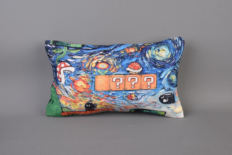 Op de afbeelding: Een rechthoekig kussen met een blauwe, gele, oranje en groene print. De print heeft een videogamethema met vraagtekens, paddenstoelen en een schildpadenschild. De achtergrond is een draaiende, abstracte print die doet denken aan een beroemd schilderij.