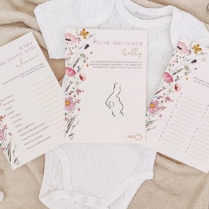 Op de afbeelding: Drie afdrukbare babyborrelspelkaarten met een bloemenontwerp. De kaarten bevatten "Babyvoorspellingen en advies", "Hoe groot is haar buik" en "Babynamen".