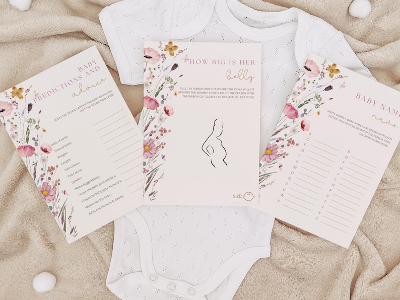 Op de afbeelding: Drie afdrukbare babyborrelspelkaarten met een bloemenontwerp. De kaarten bevatten "Babyvoorspellingen en advies", "Hoe groot is haar buik" en "Babynamen".
