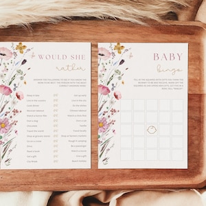 Op de afbeelding: Twee afdrukbare babyborrelspelkaarten met een bloemenontwerp. De eerste kaart is een "Would She Rather"-spel met een lijst met vragen. De tweede kaart is een "Baby Bingo"-spel met een raster van vierkanten om in te vullen.