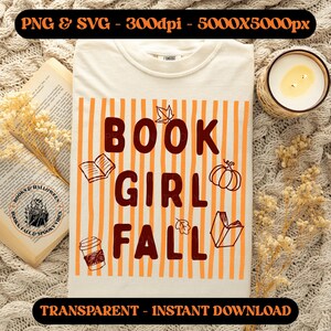 Könnte beinhalten: Ein cremefarbenes T-Shirt mit dem dunkelbraunen Schriftzug BOOK GIRL FALL, zentriert über vertikalen orangefarbenen Streifen. Das Design enthält Illustrationen von zwei offenen Büchern, einem Kürbis, einem Kaffeebecher und zwei Blättern.