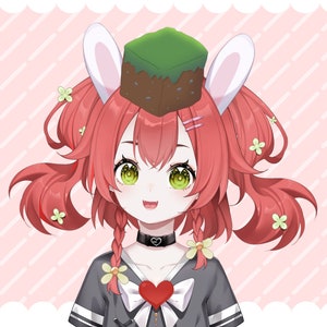 以下が含まれることがあります： 赤い髪の女の子が白いウサギのヘッドバンドと茶色と緑のブロック帽子をかぶっている、漫画のイラスト。彼女は、前に赤いハートが付いた白黒のセーラー服を着ています。彼女は緑色の目をしており、幸せな表情をしています。