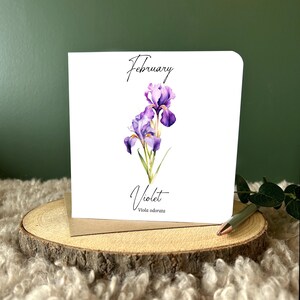 Tarjeta de flores del mes de nacimiento de febrero Tarjeta de cumpleaños de febrero Tarjeta de felicitación floral con flores violetas Regalo para cumpleaños de febrero Tarjeta floral para ella