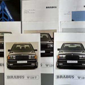 Può includere: Una collezione di brochure con auto Brabus Mercedes-Benz nere. Le brochure presentano il logo Brabus e le informazioni sul modello di auto. Alcune brochure mostrano la parte anteriore dell'auto, altre il lato. Su sfondo bianco.