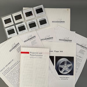 Può includere: Una collezione di documenti e diapositive automobilistiche AC Schnitzer. Gli elementi includono brochure, diapositive e informazioni per la stampa. I documenti presentano il logo AC Schnitzer e testo in tedesco. L'immagine mostra una varietà di materiali stampati.