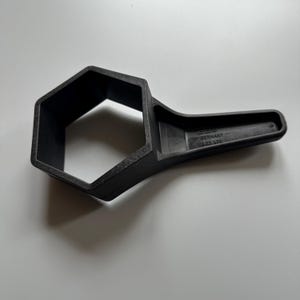 Pu&ograve; includere: Una chiave esagonale nera con manico. La chiave &egrave; realizzata in un materiale solido e presenta la scritta "SES GERMANY 06.03.576" stampata sul manico. L'utensile &egrave; progettato per uso automobilistico o meccanico.