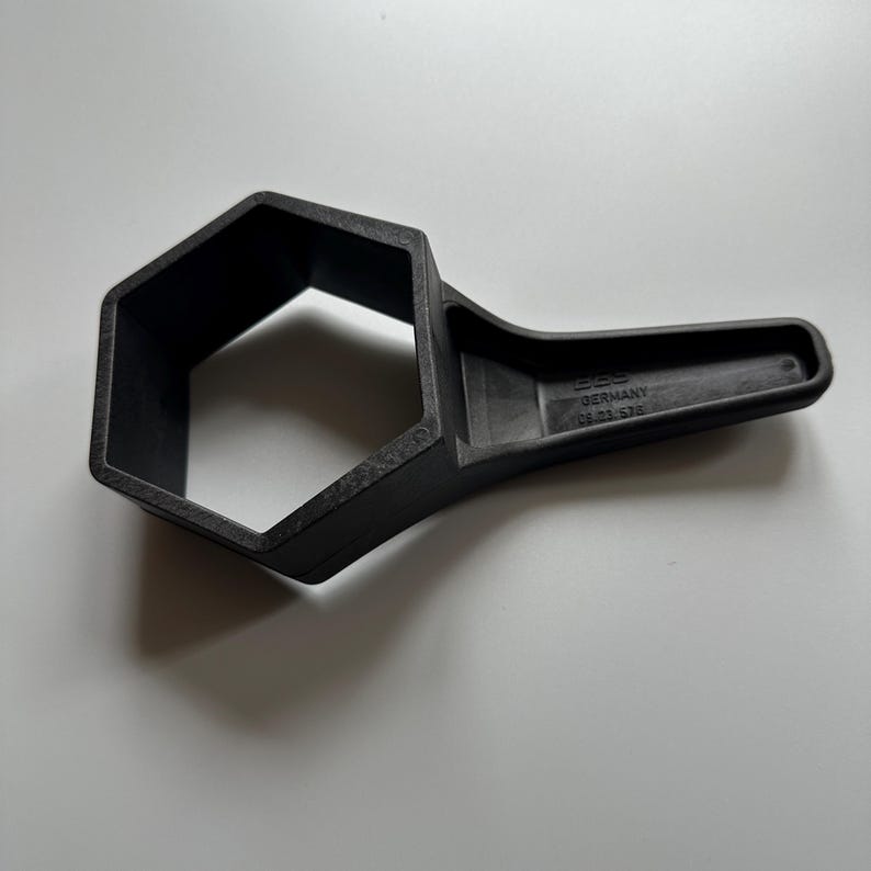 Pu&ograve; includere: Una chiave esagonale nera con manico. La chiave &egrave; realizzata in un materiale solido e presenta la scritta "SES GERMANY 06.03.576" stampata sul manico. L'utensile &egrave; progettato per uso automobilistico o meccanico.