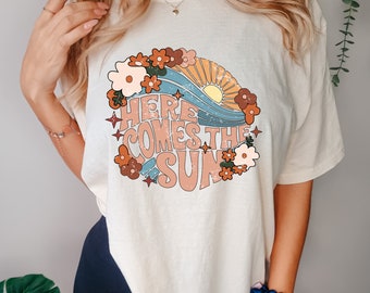 Zomer T-shirt, hier komt de zon, retro grafisch T-shirt, vakantie T-shirt, oversized