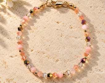 Perlenarmband in Rosa und Pfirsich mit goldfarbenen Akzenten – zartes facettiertes Armband, Geschenk für sie