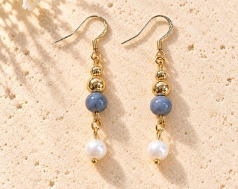Ohrringe Blau Weiß Gold – elegante Perlenohrringe mit blaugrauer Perle – lange Ohrhänger – handgemachter Schmuck – Geschenk für sie