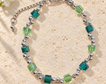 Grünes Perlenarmband mit Würfelperlen | Silberfarbenes Armband | Grün Petrol | Funkelnder Schmuck | Geschenk für Sie