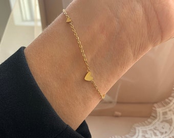 NataschaWoge® 18K Gold Minimalistisches kleines Herz ARMBAND dünnes winziges Wasserfest personalisierter Schmuck Armkettchen Geschenkidee