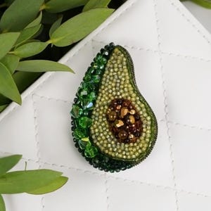 Broche de aguacate hecho a mano: broche de fruta con cuentas de cristal de Swarovski