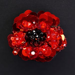 Broche de cuentas con flores rojas