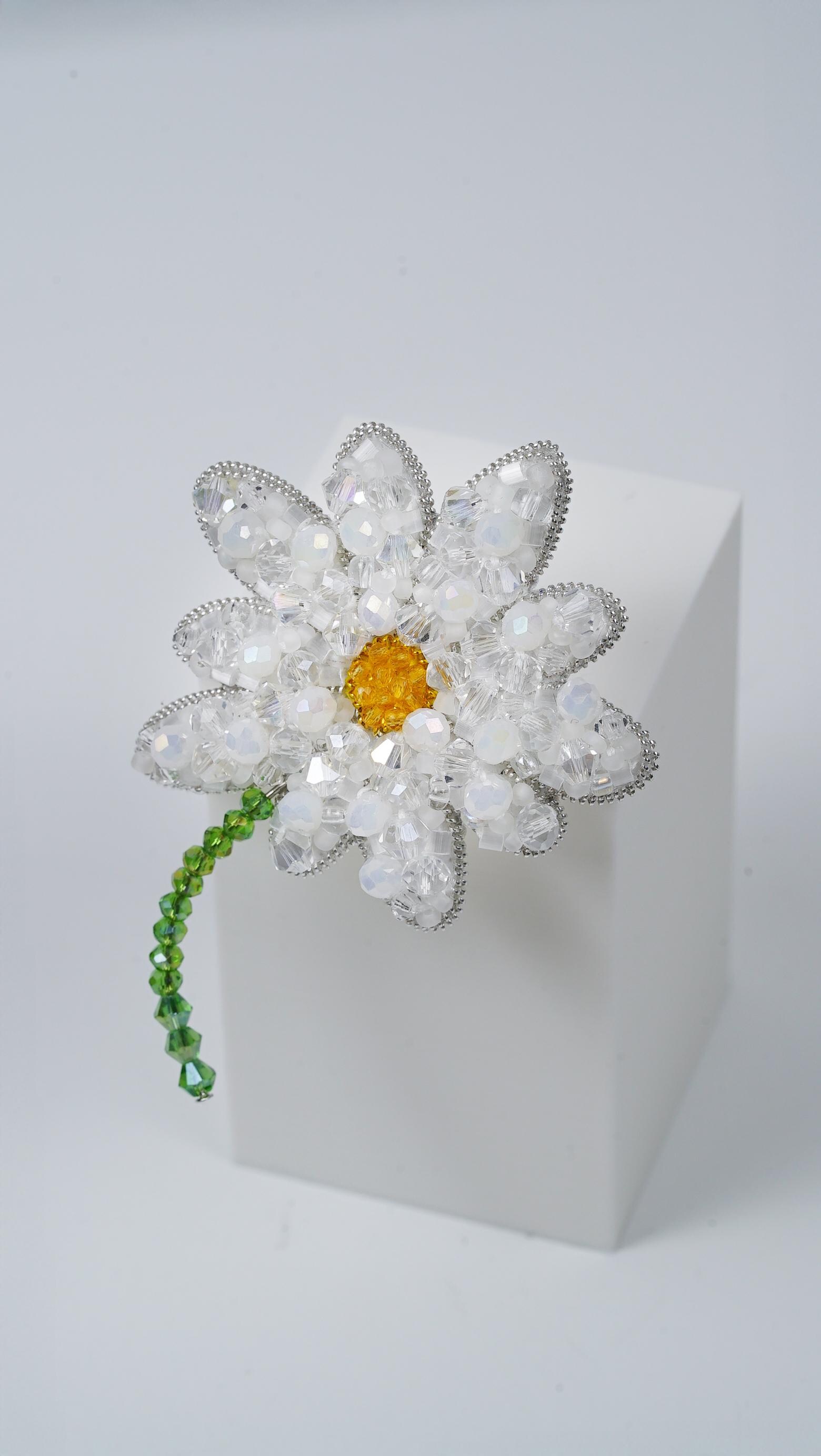 Chamomile Beaded Brooch – Handmade Floral Jewelry, Crystal Beaded Flower Pin, Unique Spring and Summer Accessory - Thumbnail 3