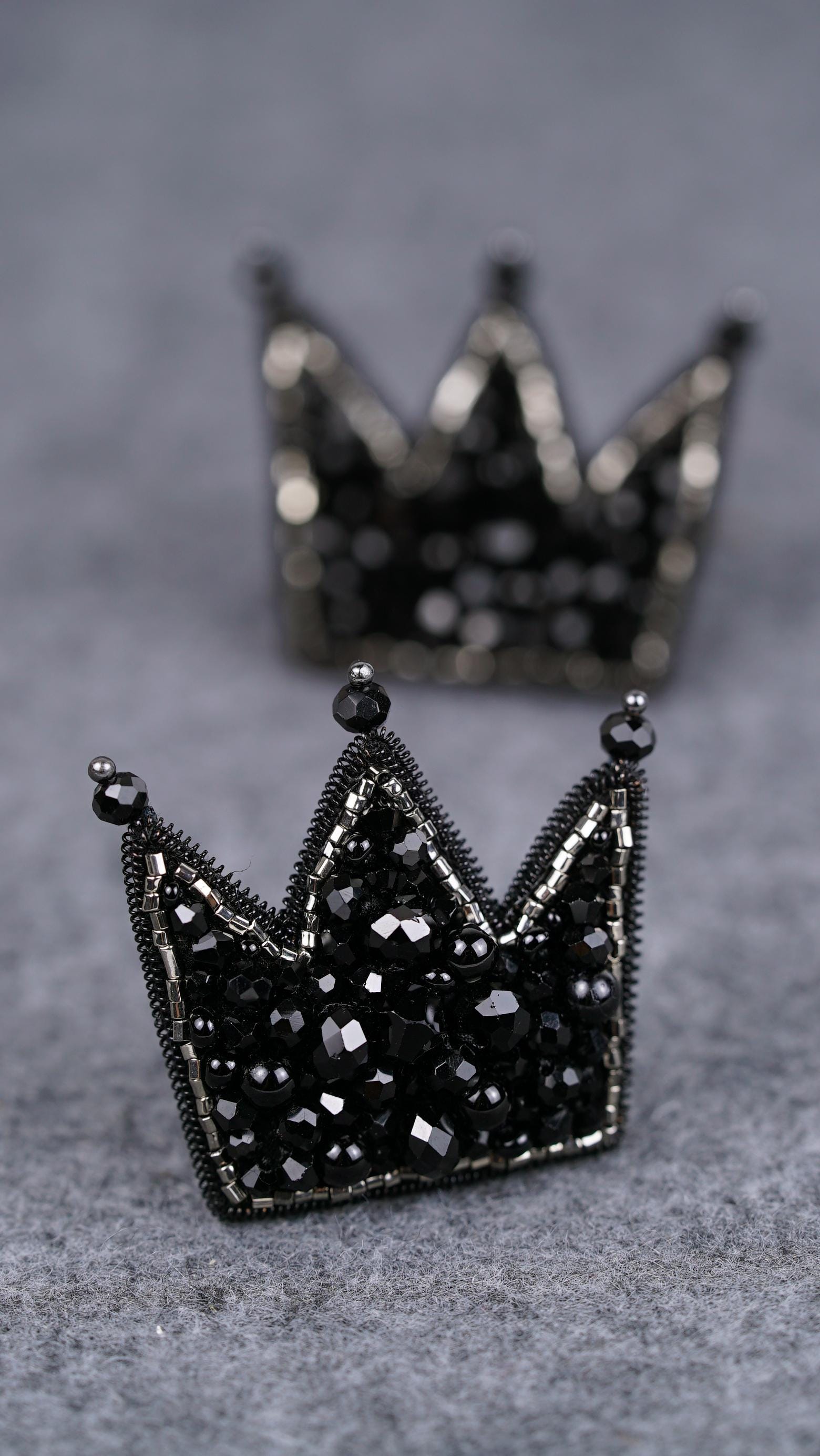 Beaded Crown Brooch, Handmade beaded brooch, inspired by Jean-Michel Basquiat - Thumbnail 4