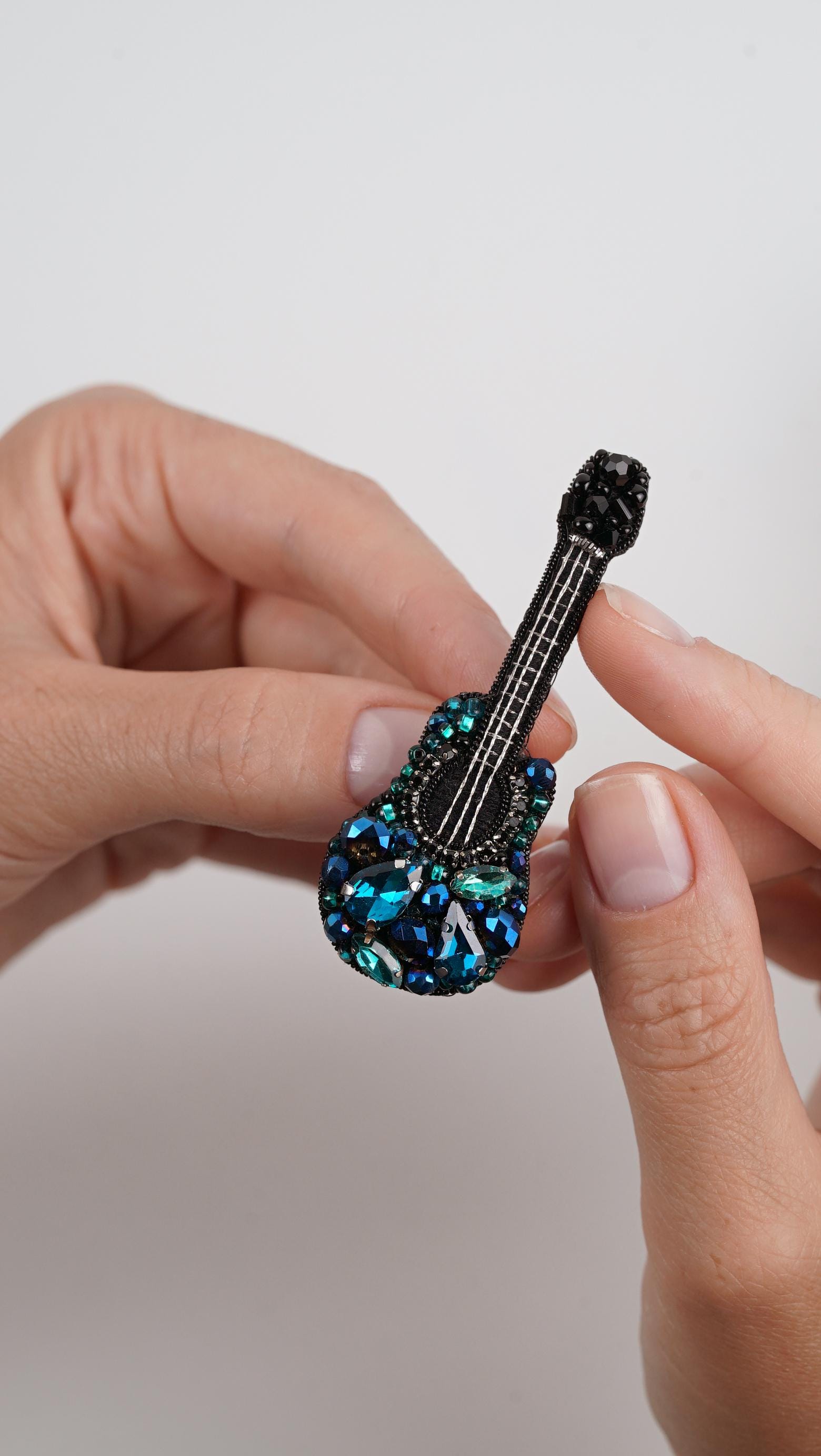 Blue Guitar Beaded Brooch – Handmade Crystal Guitar Pin for Music Lovers - Thumbnail 3