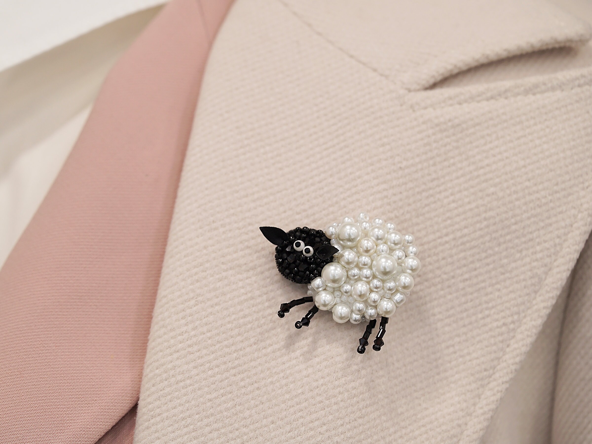Glass pearl sheep beaded brooch, handmade cute  sheep brooch, farm animal brooch - Thumbnail 6