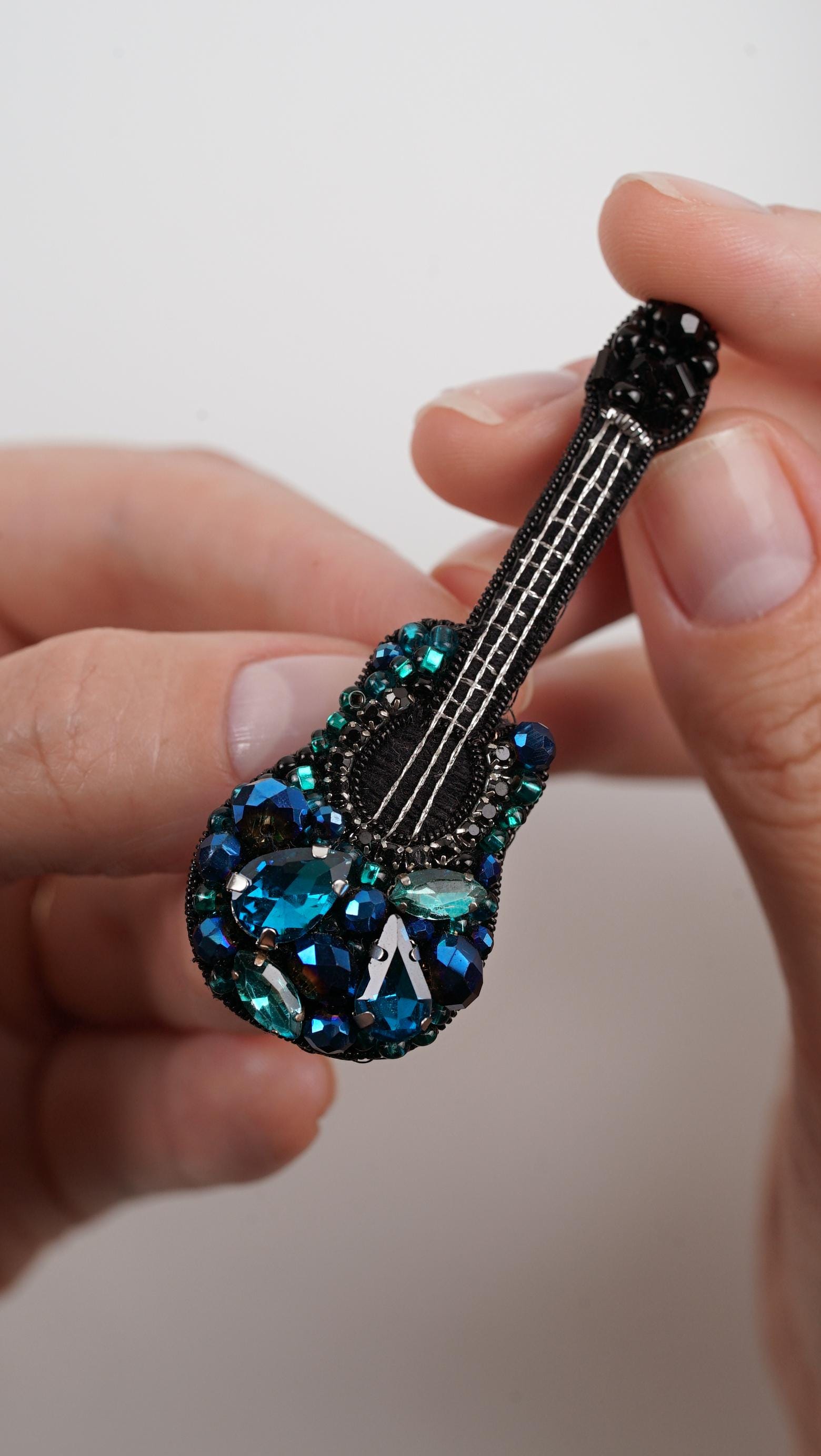 Blue Guitar Beaded Brooch – Handmade Crystal Guitar Pin for Music Lovers - Thumbnail 4