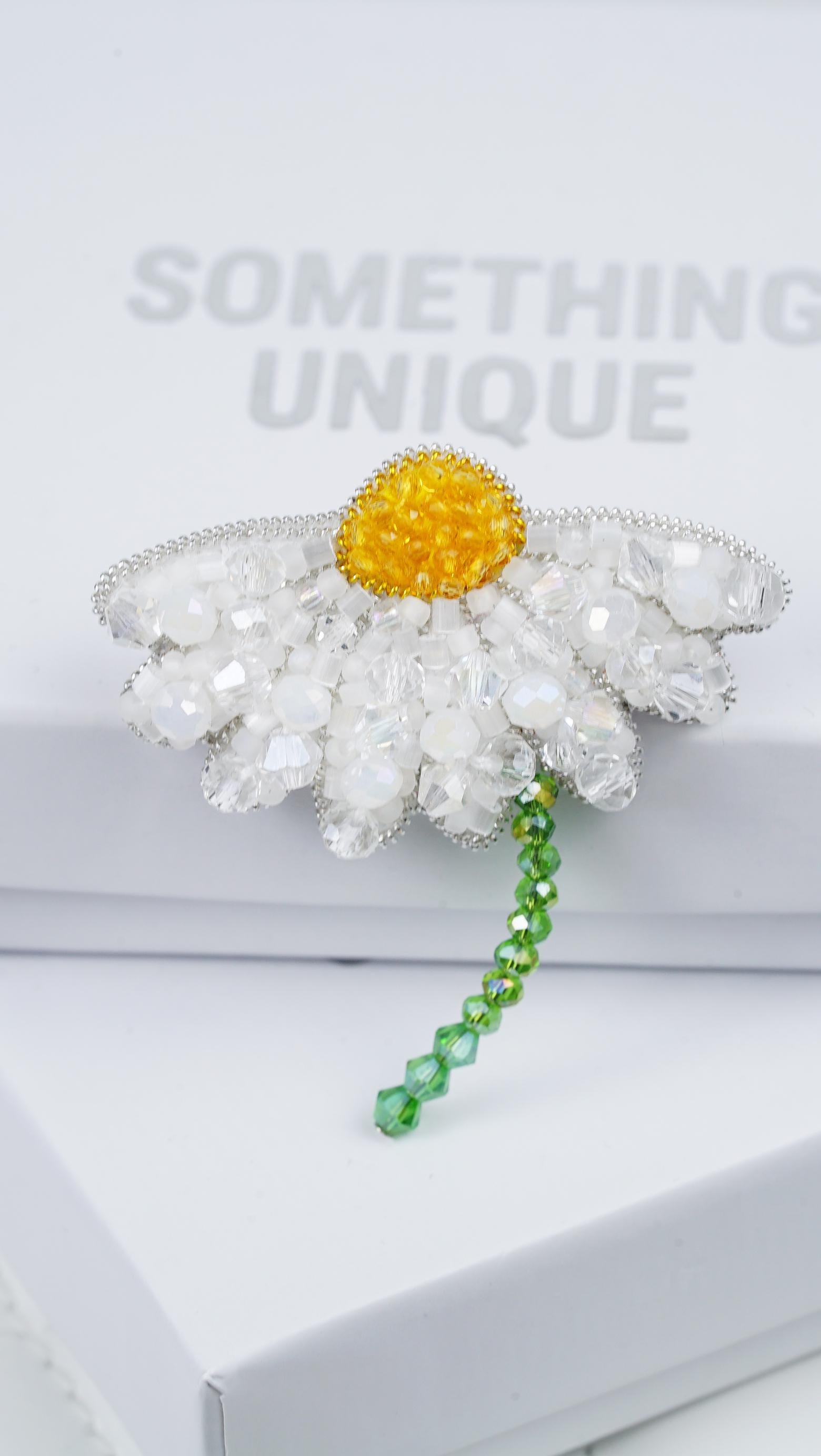 Half-Bloom Chamomile Beaded Brooch – Handmade Floral Jewelry, Unique Crystal Beaded Flower Pin, Elegant Nature-Inspired Accessory - Thumbnail 2