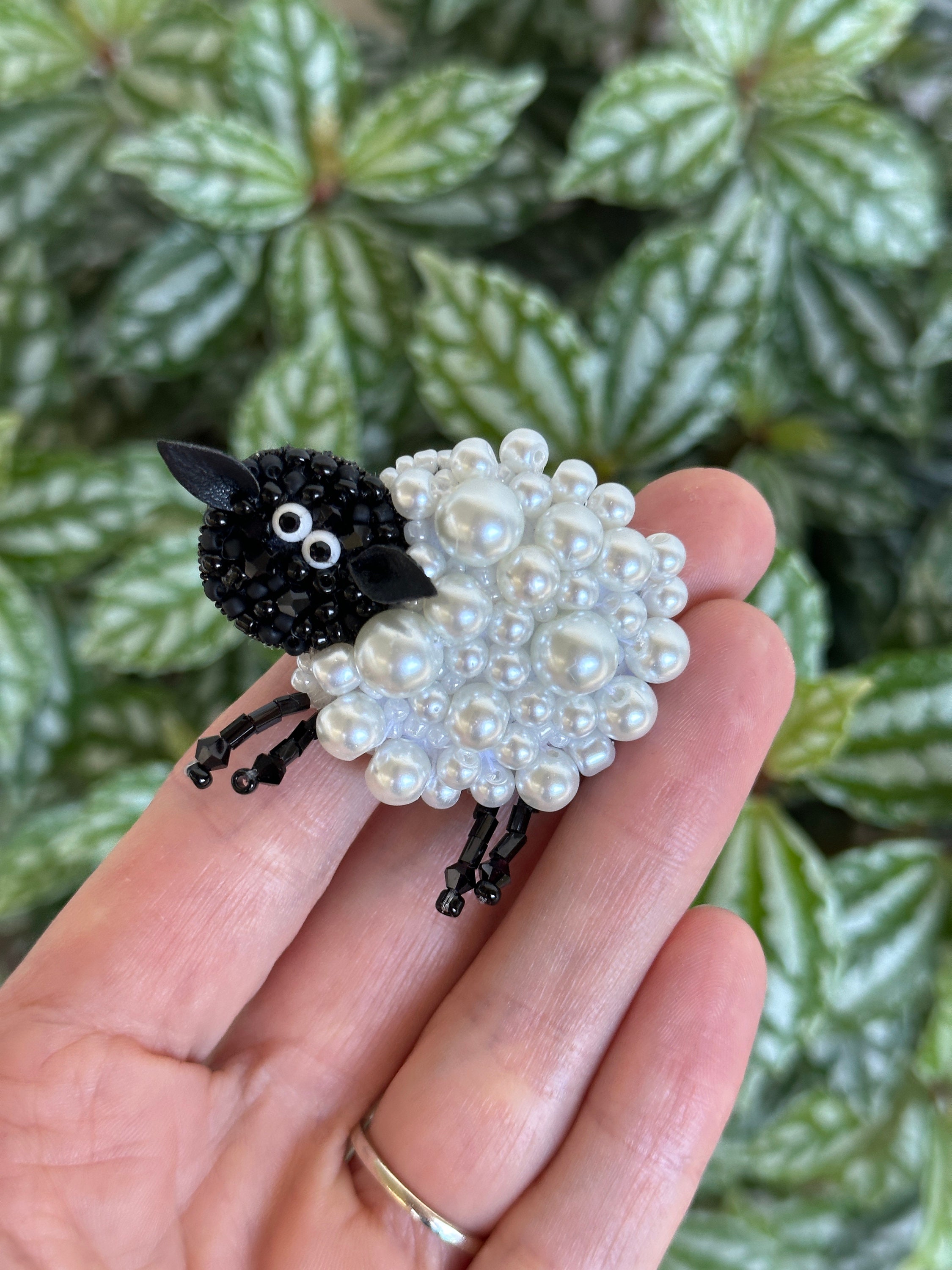 Glass pearl sheep beaded brooch, handmade cute  sheep brooch, farm animal brooch - Thumbnail 5