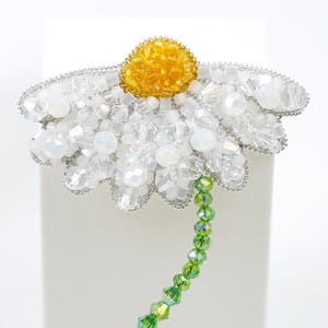 Half-Bloom Chamomile Beaded Brooch – Handmade Floral Jewelry, Unique Crystal Beaded Flower Pin, Elegant Nature-Inspired Accessory