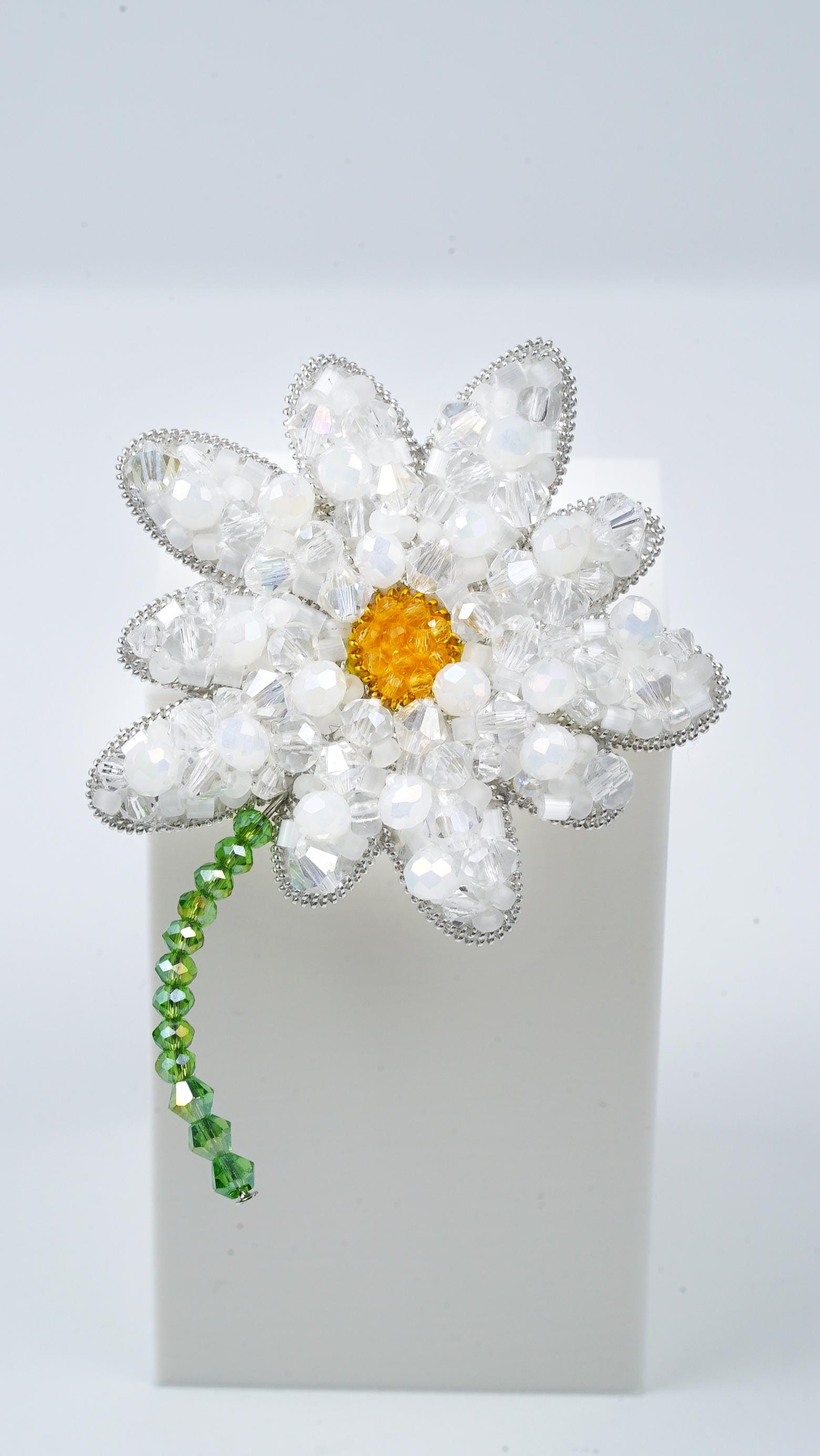 Chamomile Beaded Brooch – Handmade Floral Jewelry, Crystal Beaded Flower Pin, Unique Spring and Summer Accessory