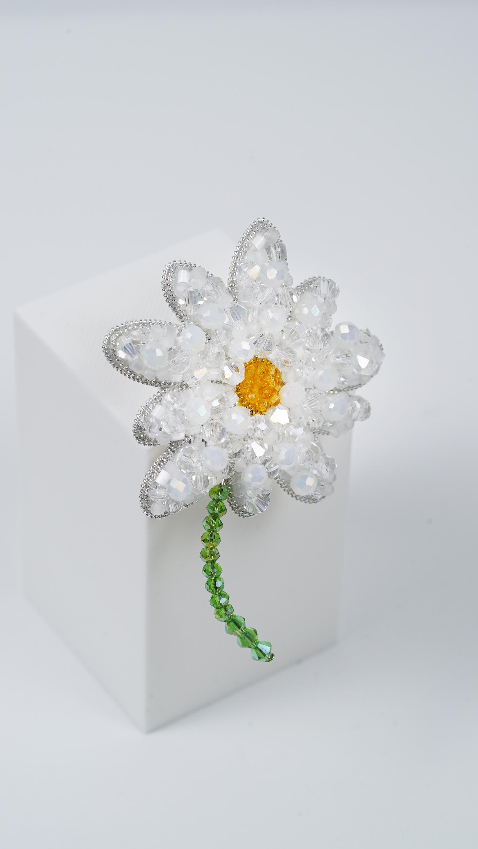 Chamomile Beaded Brooch – Handmade Floral Jewelry, Crystal Beaded Flower Pin, Unique Spring and Summer Accessory - Thumbnail 7