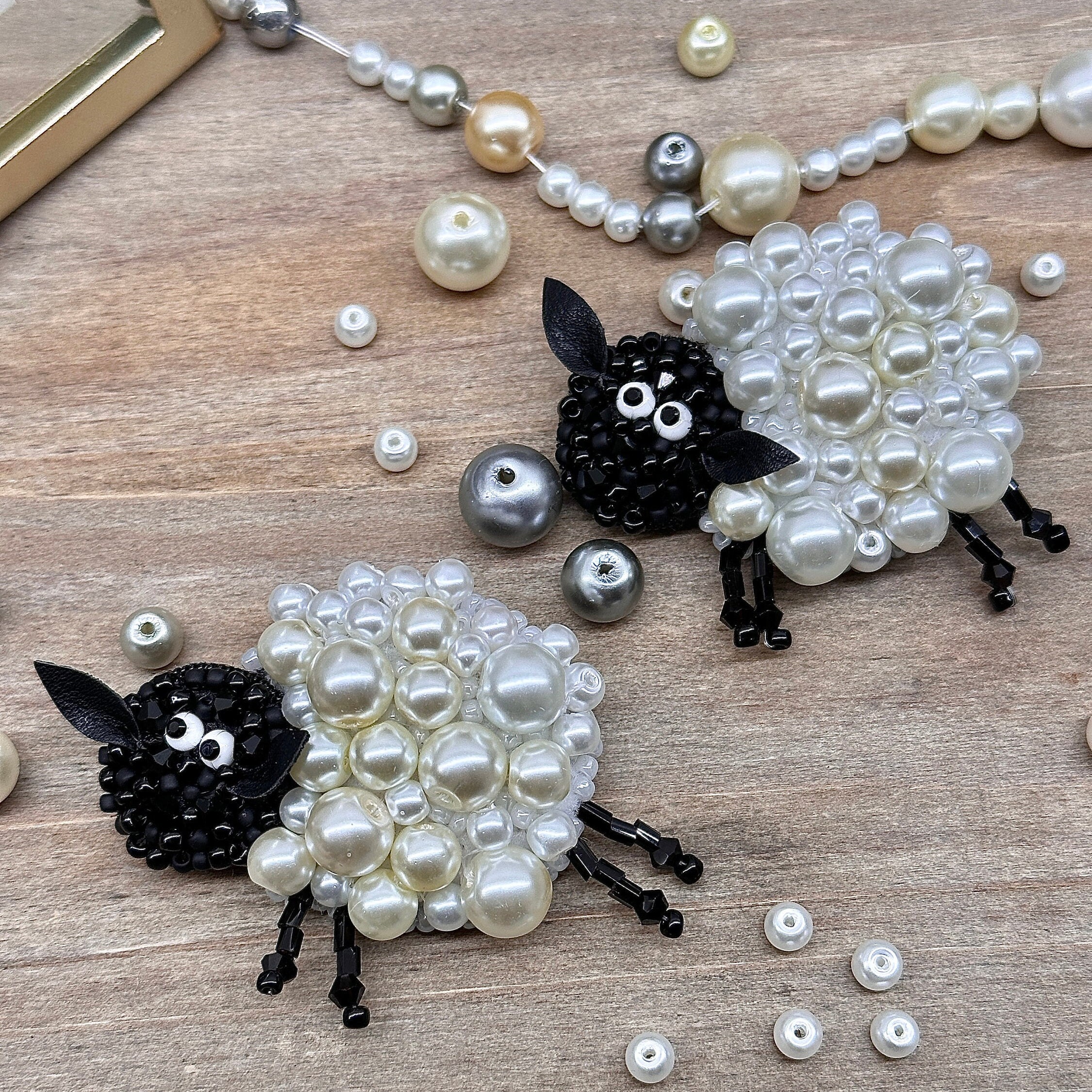 Glass pearl sheep beaded brooch, handmade cute  sheep brooch, farm animal brooch - Thumbnail 4