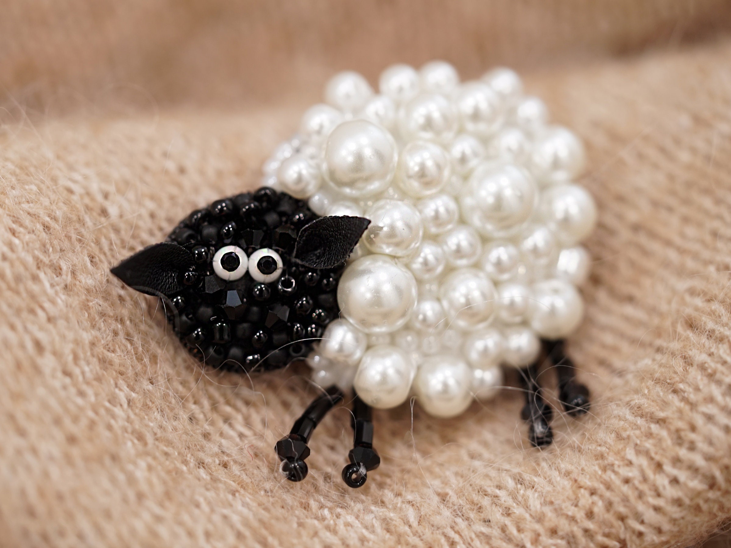 Glass pearl sheep beaded brooch, handmade cute  sheep brooch, farm animal brooch - Thumbnail 3