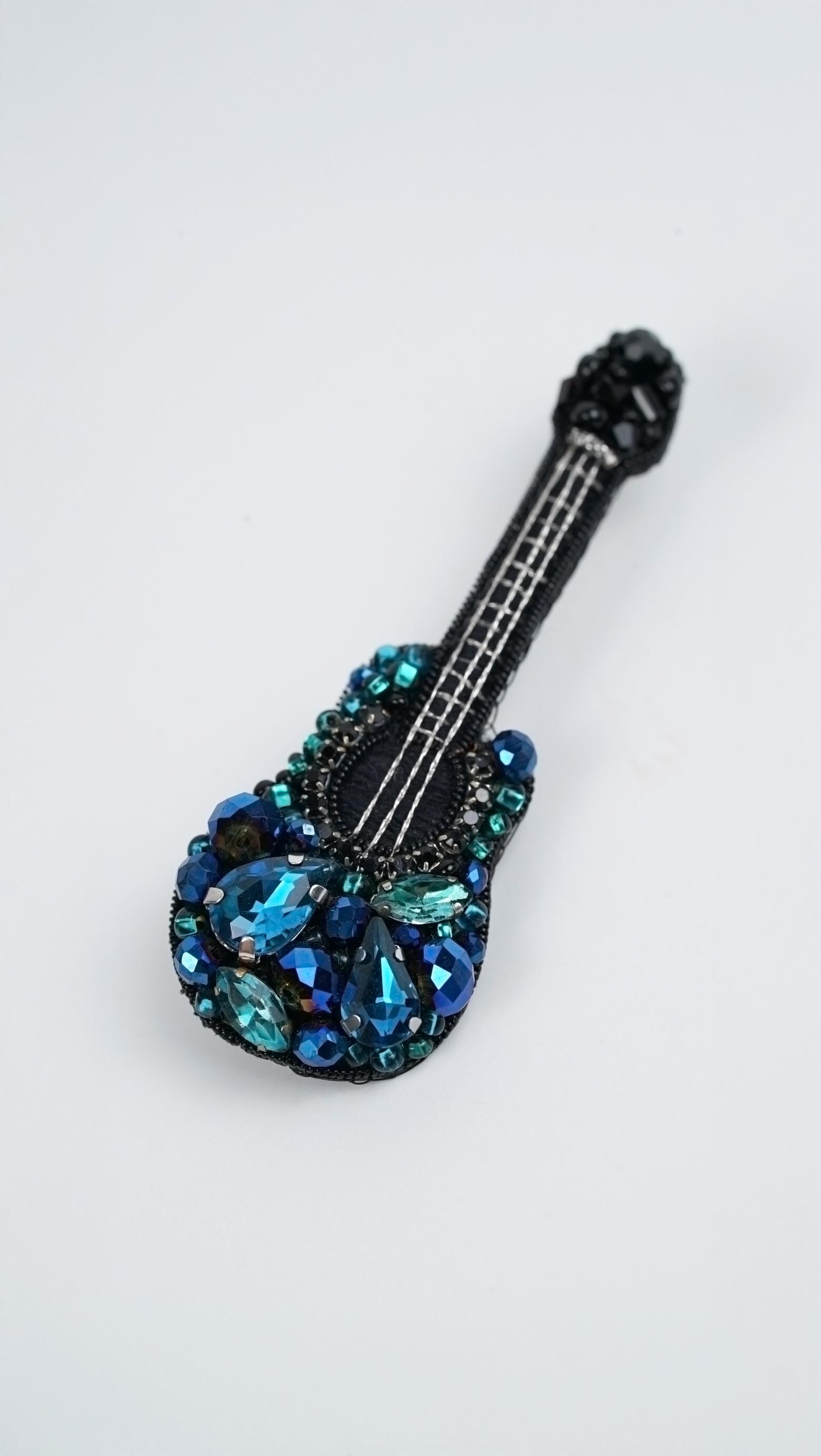 Blue Guitar Beaded Brooch – Handmade Crystal Guitar Pin for Music Lovers - Thumbnail 7