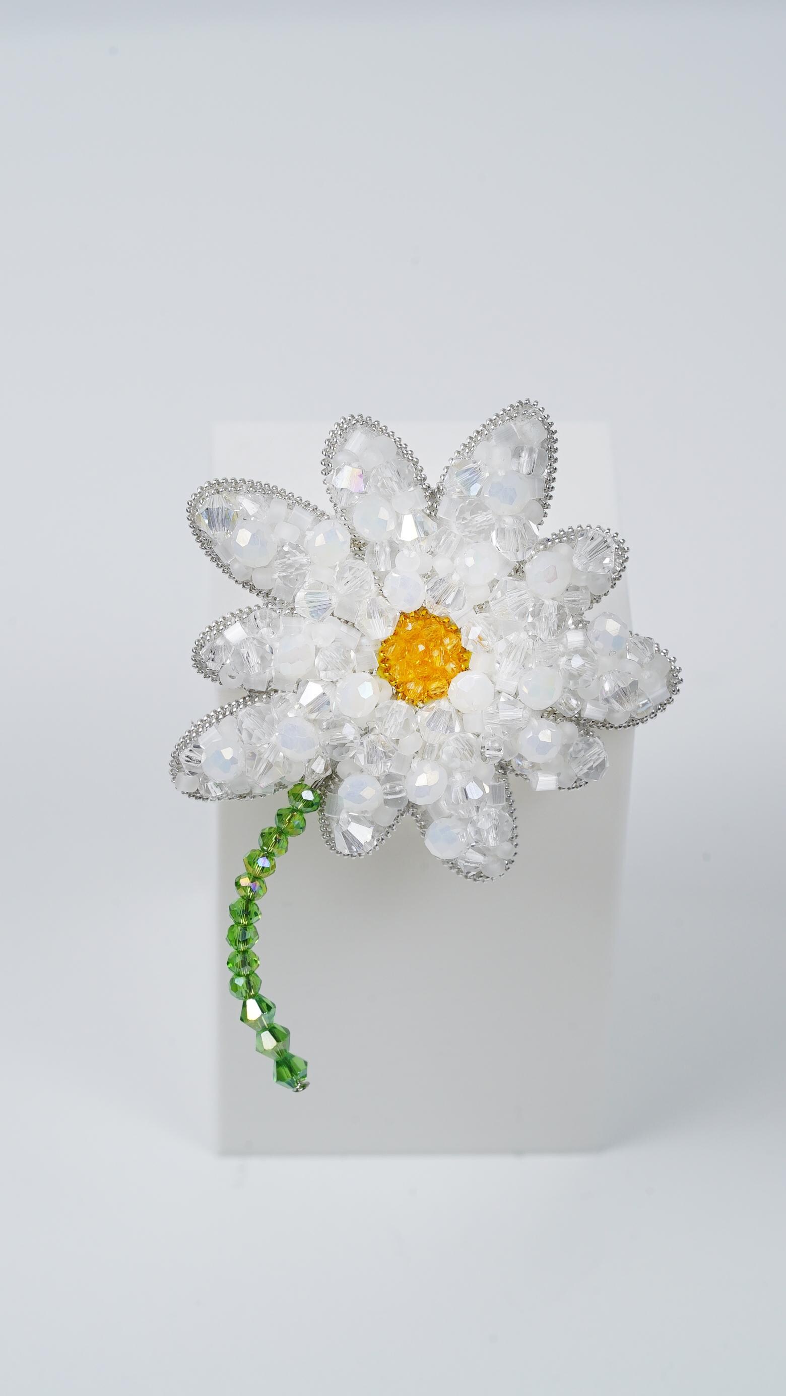 Chamomile Beaded Brooch – Handmade Floral Jewelry, Crystal Beaded Flower Pin, Unique Spring and Summer Accessory - Thumbnail 6