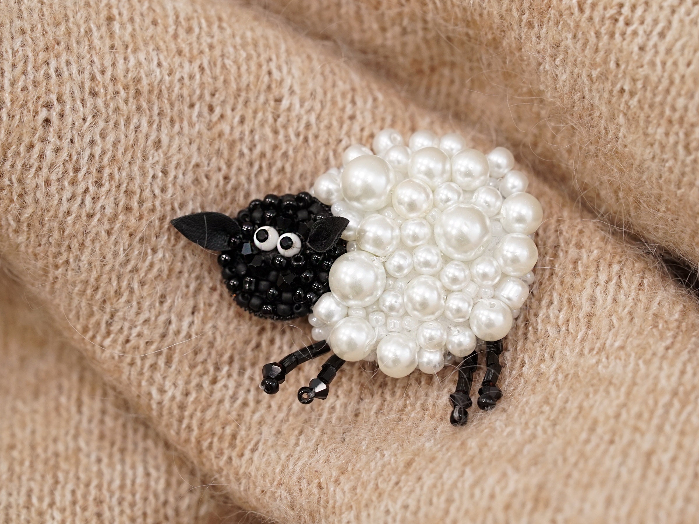 Glass pearl sheep beaded brooch, handmade cute  sheep brooch, farm animal brooch - Thumbnail 2