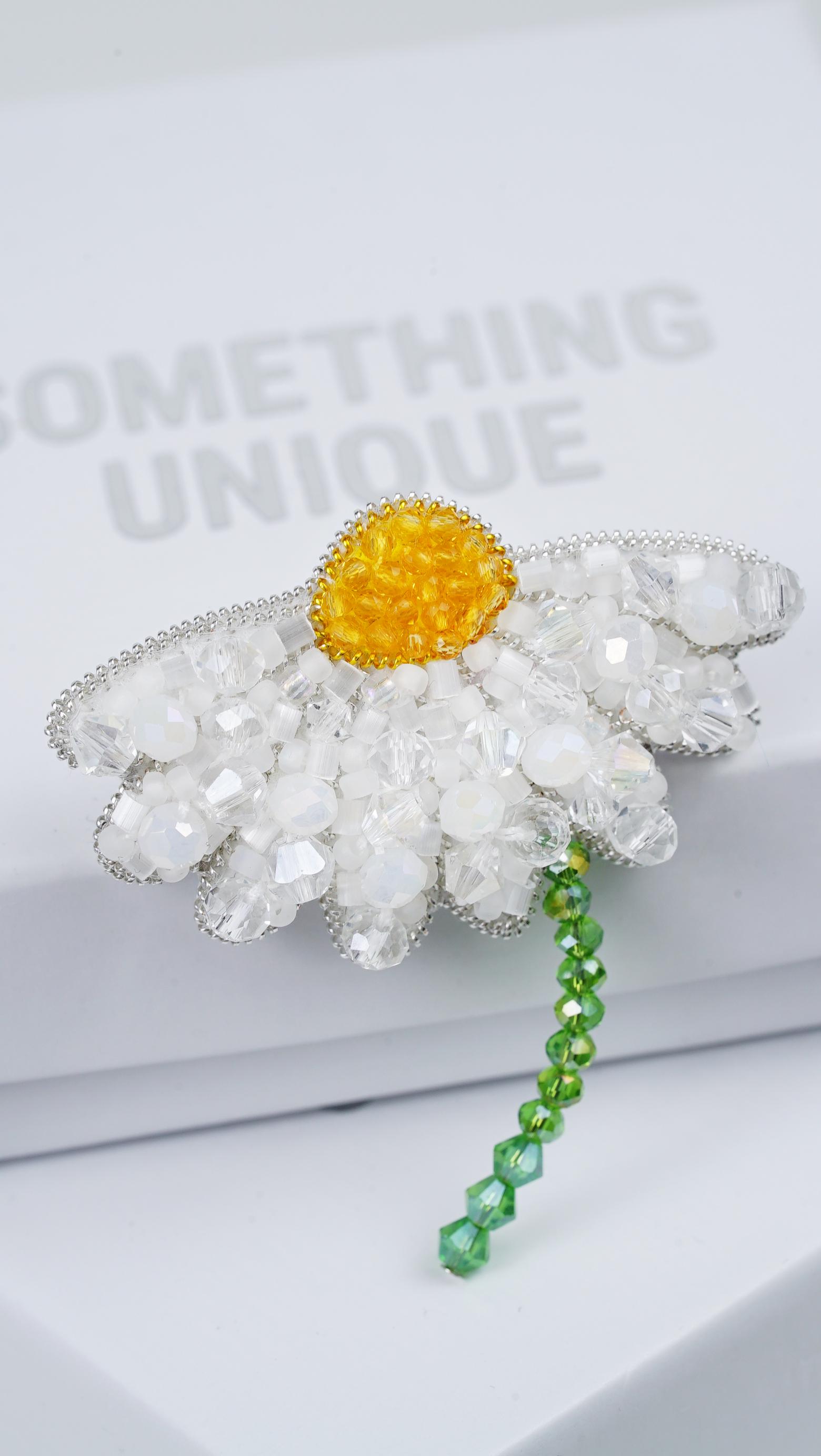 Half-Bloom Chamomile Beaded Brooch – Handmade Floral Jewelry, Unique Crystal Beaded Flower Pin, Elegant Nature-Inspired Accessory - Thumbnail 4