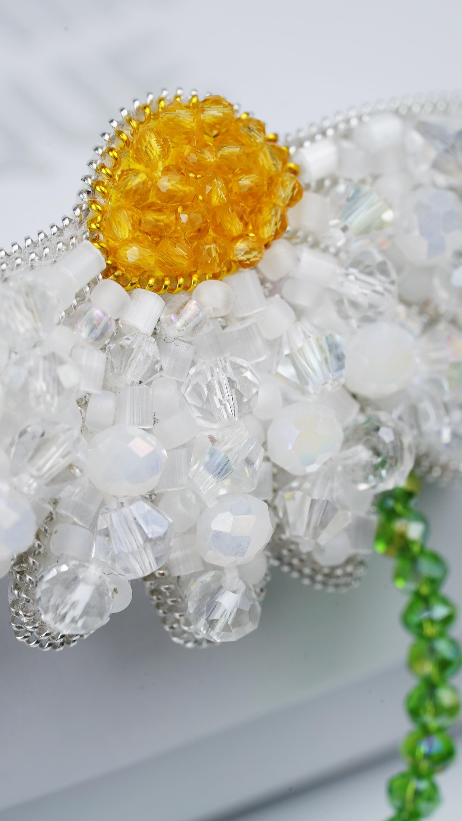 Half-Bloom Chamomile Beaded Brooch – Handmade Floral Jewelry, Unique Crystal Beaded Flower Pin, Elegant Nature-Inspired Accessory - Thumbnail 5