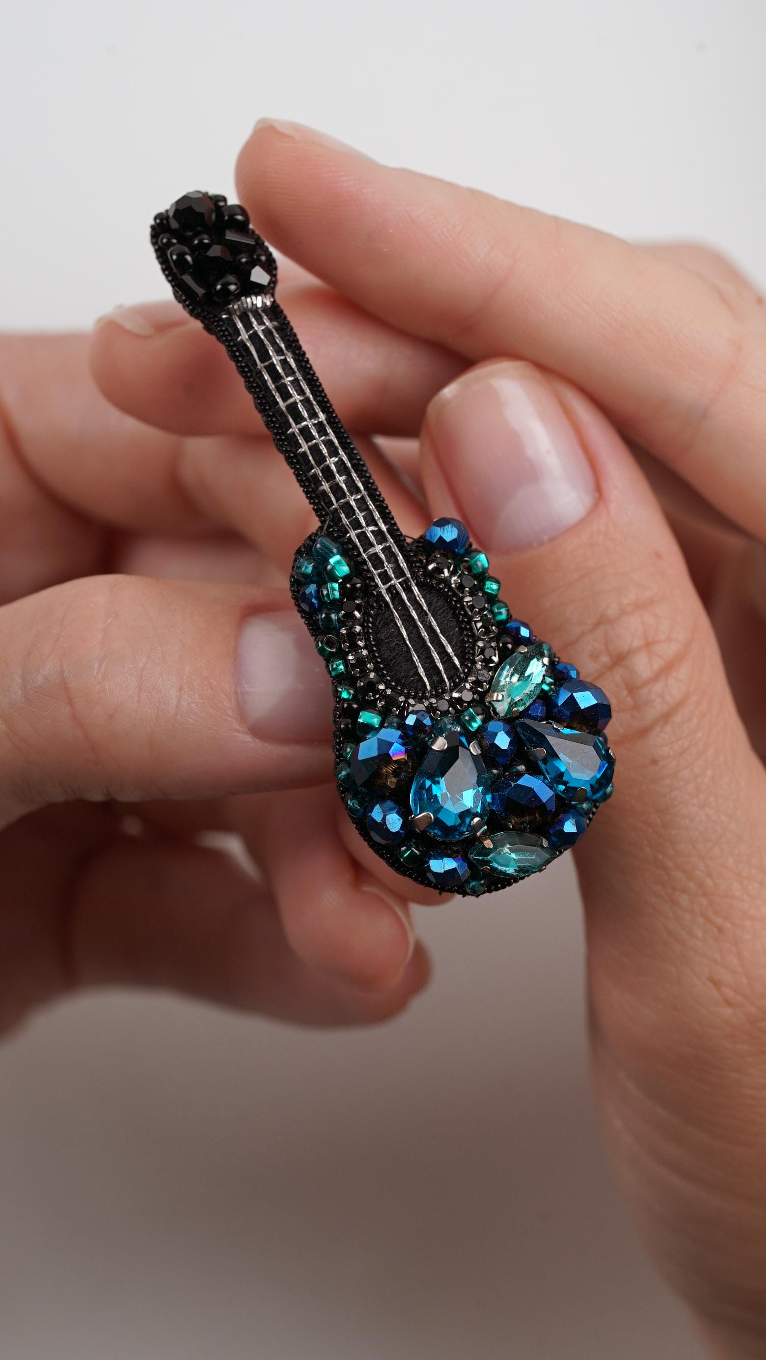 Blue Guitar Beaded Brooch – Handmade Crystal Guitar Pin for Music Lovers - Thumbnail 5