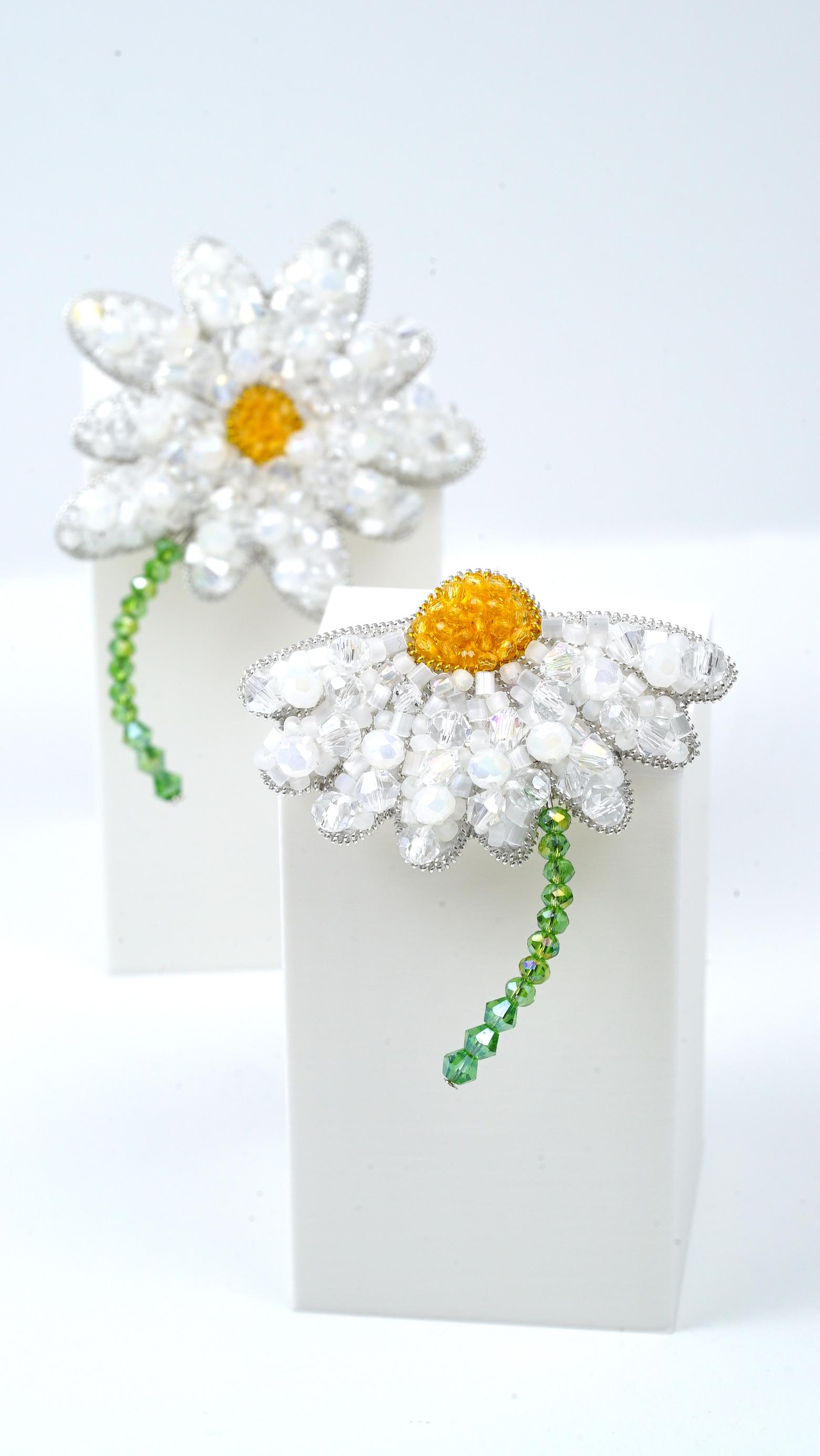 Half-Bloom Chamomile Beaded Brooch – Handmade Floral Jewelry, Unique Crystal Beaded Flower Pin, Elegant Nature-Inspired Accessory - Thumbnail 3