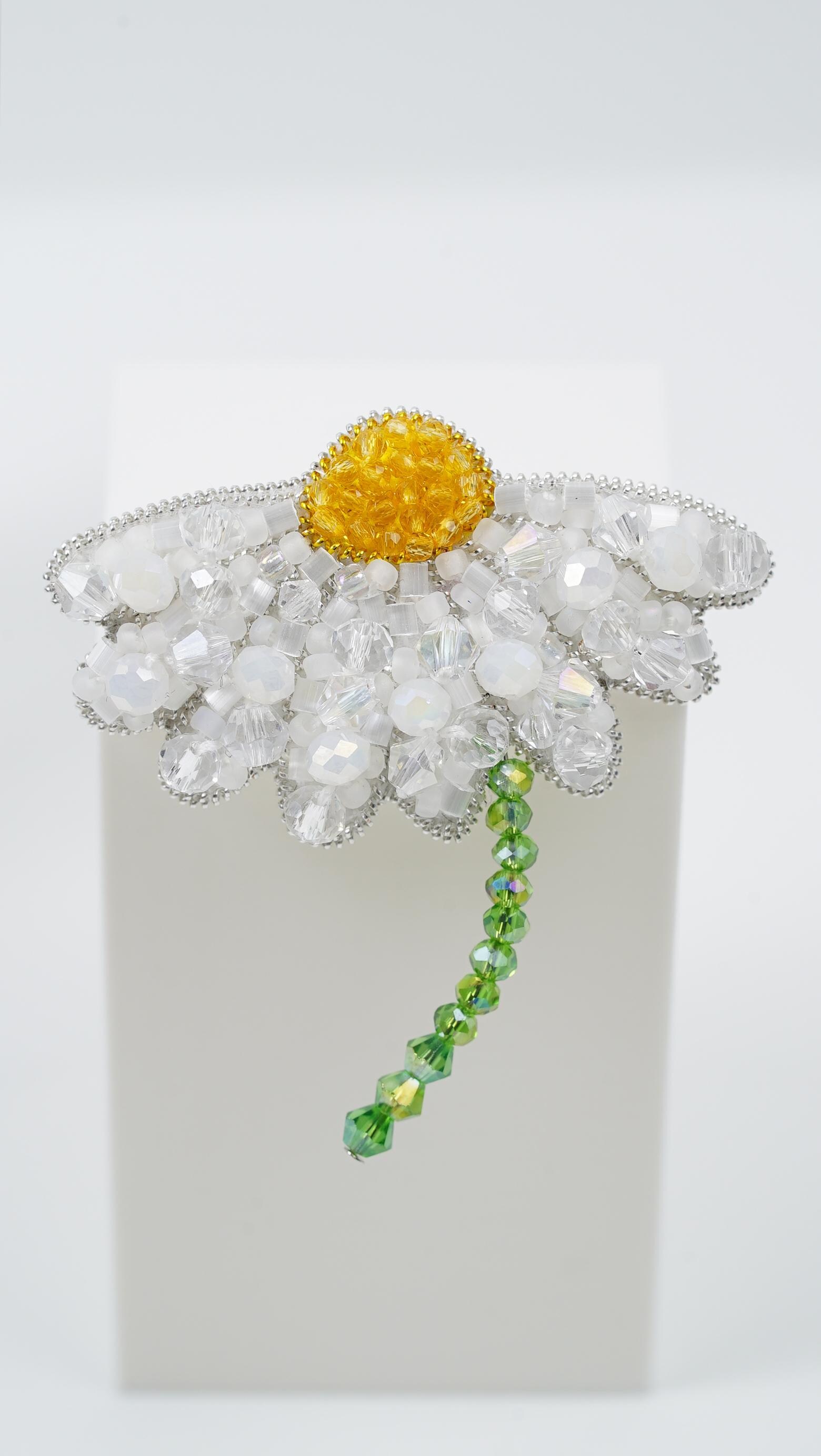 Half-Bloom Chamomile Beaded Brooch – Handmade Floral Jewelry, Unique Crystal Beaded Flower Pin, Elegant Nature-Inspired Accessory