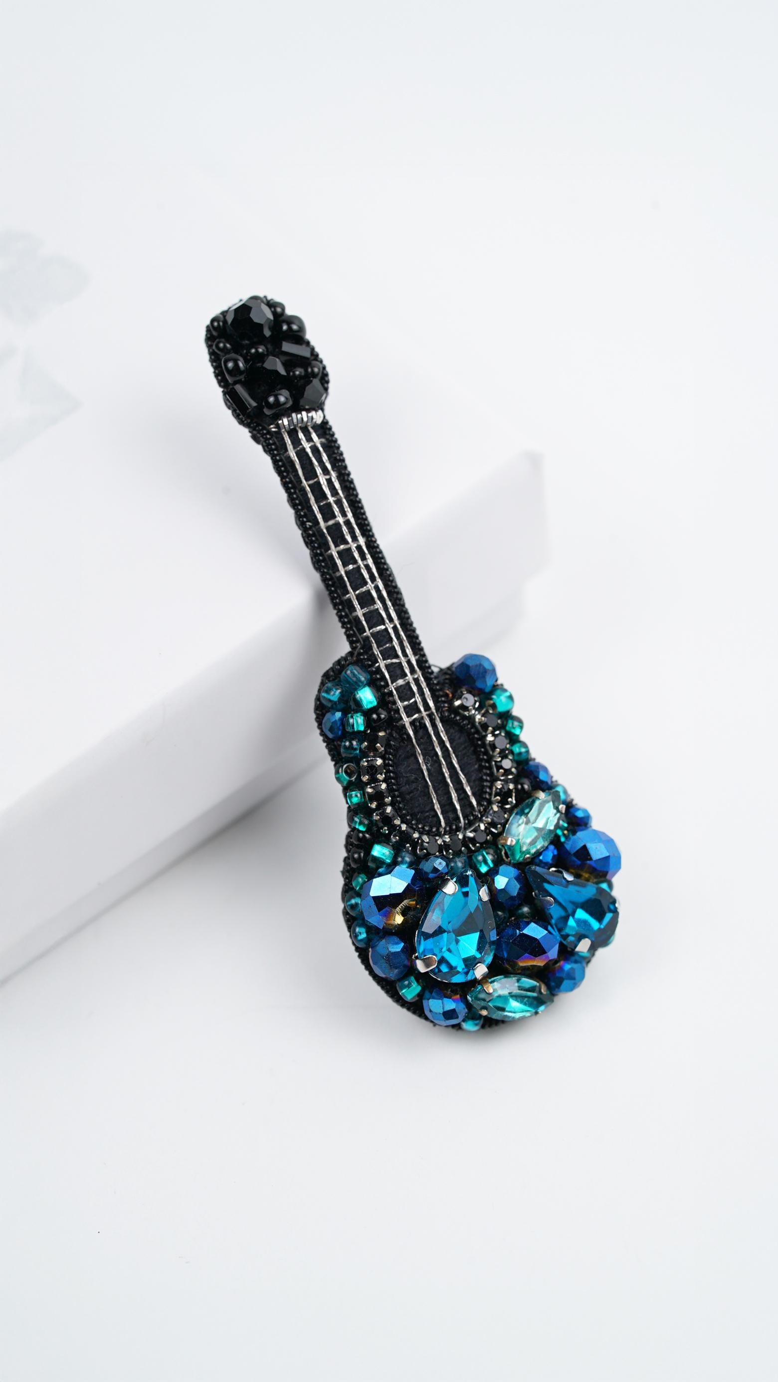 Blue Guitar Beaded Brooch – Handmade Crystal Guitar Pin for Music Lovers - Thumbnail 2