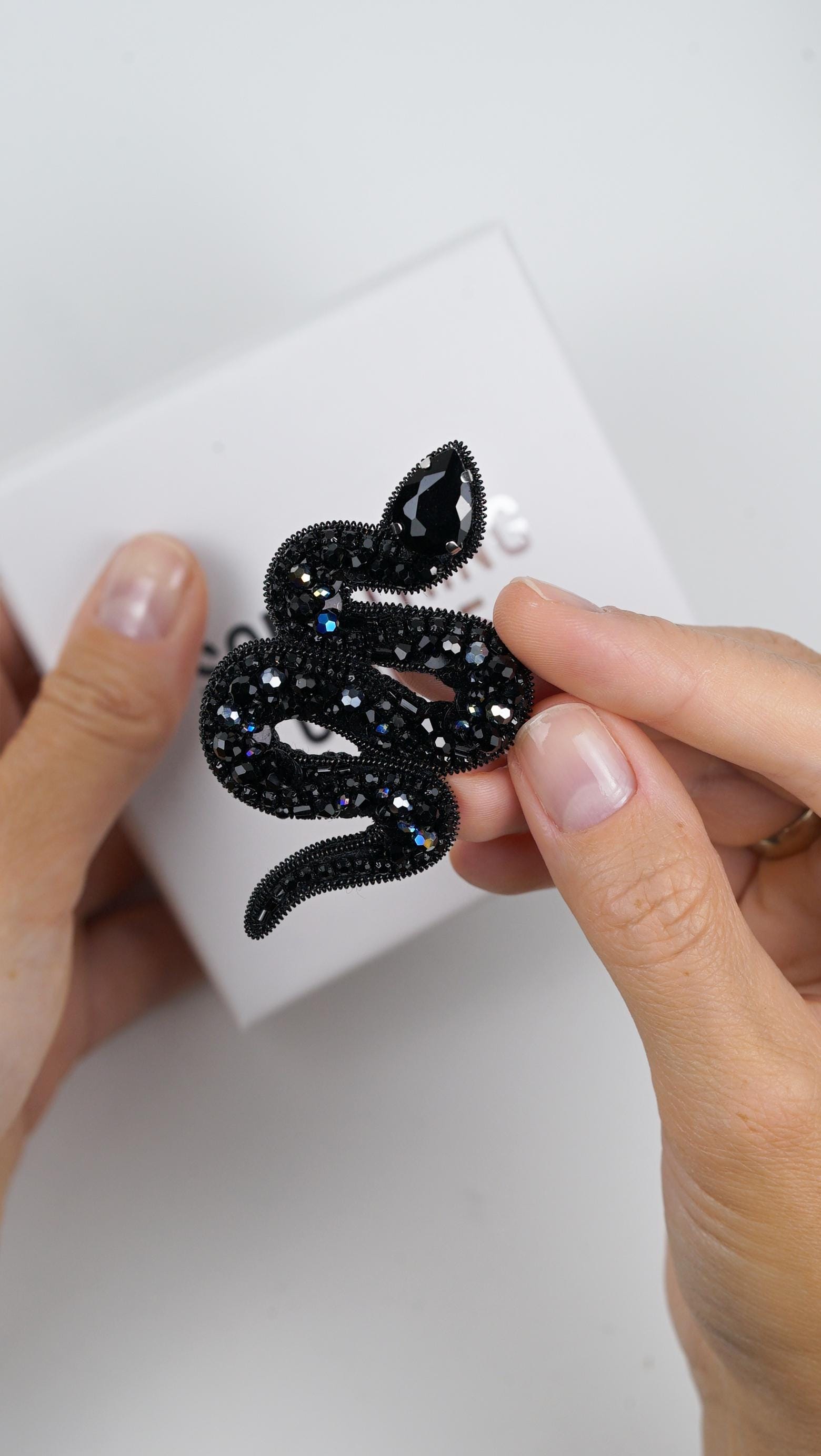 Black Snake Beaded Brooch – Handmade Statement Serpent Pin with Glass Beads, Gothic Jewelry, Dark Elegant Accessory, Unique Gift for Her - Thumbnail 7