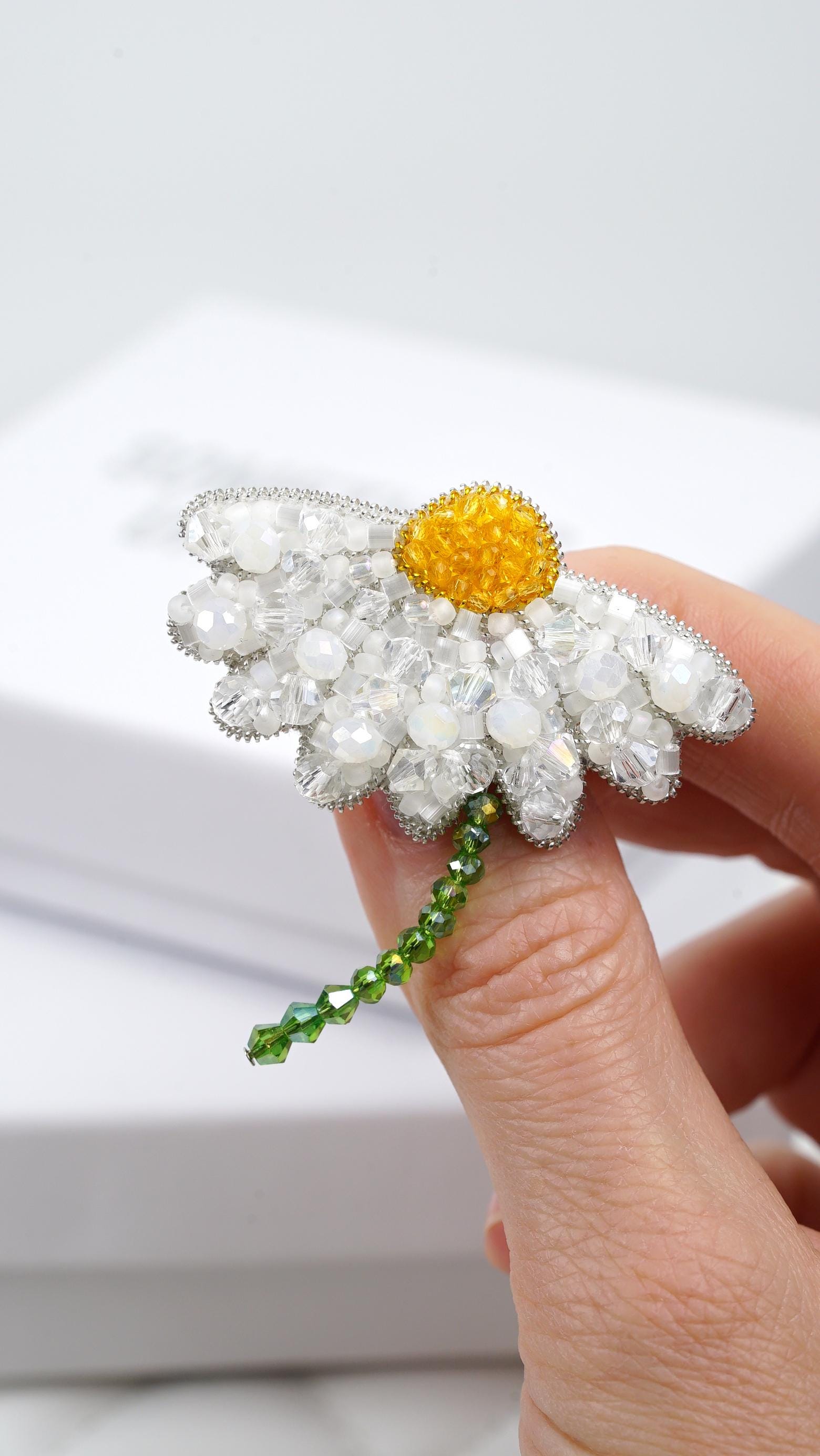 Half-Bloom Chamomile Beaded Brooch – Handmade Floral Jewelry, Unique Crystal Beaded Flower Pin, Elegant Nature-Inspired Accessory - Thumbnail 7